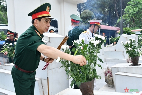Đại tướng Phan Văn Giang dâng hương tưởng niệm các Anh hùng liệt sĩ
